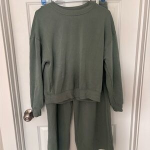 Green Sweatshirt and Pants Set